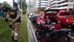 Engavetamento de quatro veículos deixa idosa e homem feridos em Aracaju