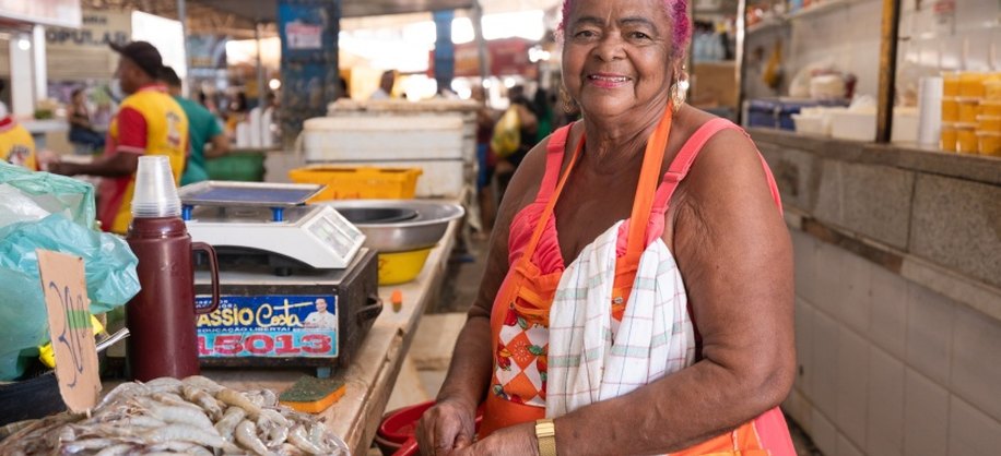 Dona das Dores comemora estar viva para ver a reforma: "muitos morreram e não viram nada mudar". Foto: Victor Vercant/Secom Maceió