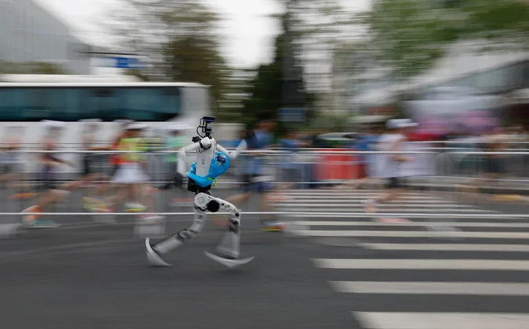 Robô humanoide vence meia-maratona em Pequim e supera recorde mundial humano pela primeira vez