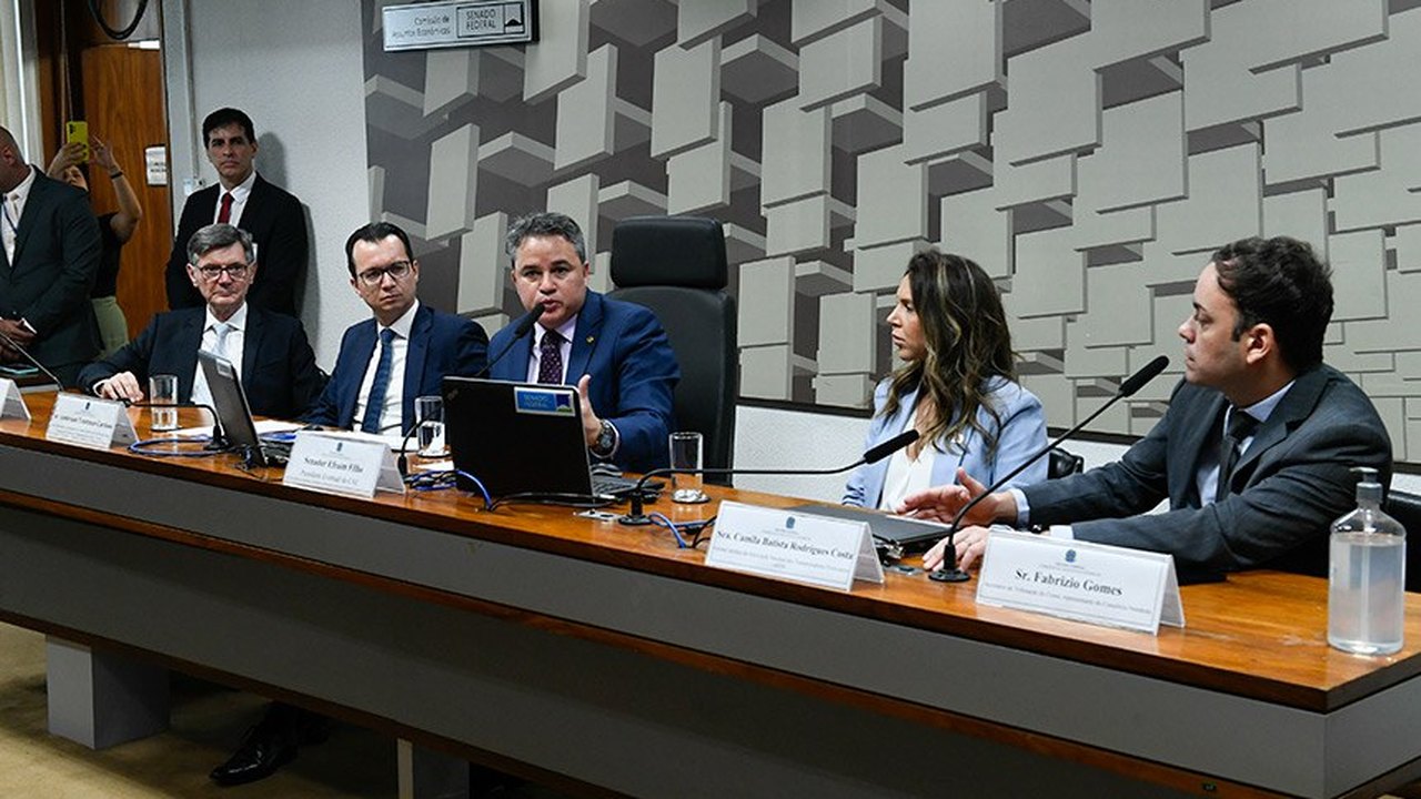 Debatedores pedem segurança jurídica e combate à sonegação com a reforma tributária