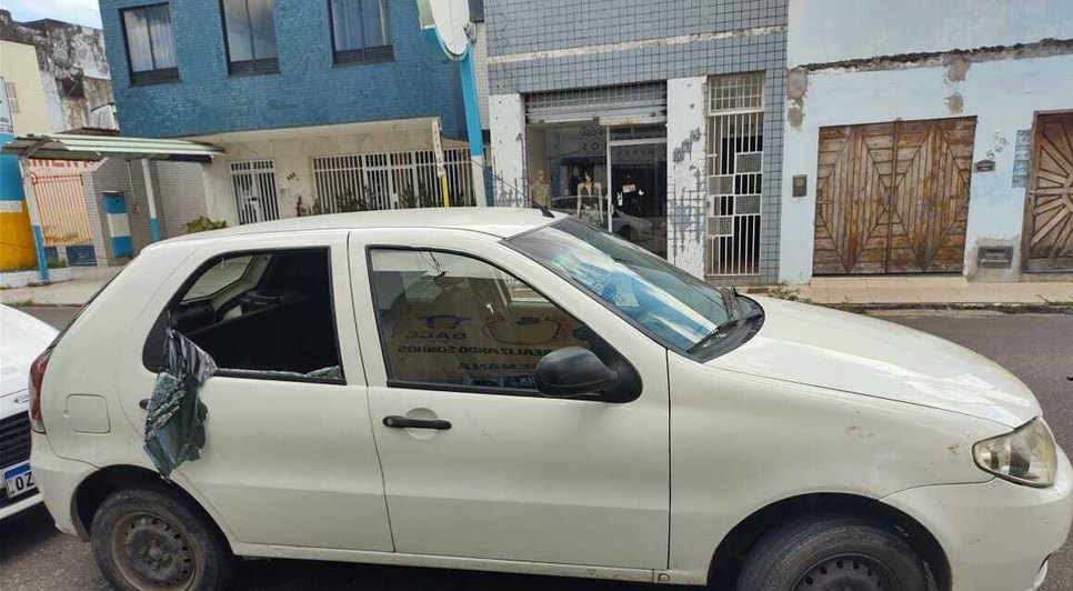 Veículo abandonado tem um dos vidros quebrados. / Foto: Foto: Polícia Militar de Sergipe