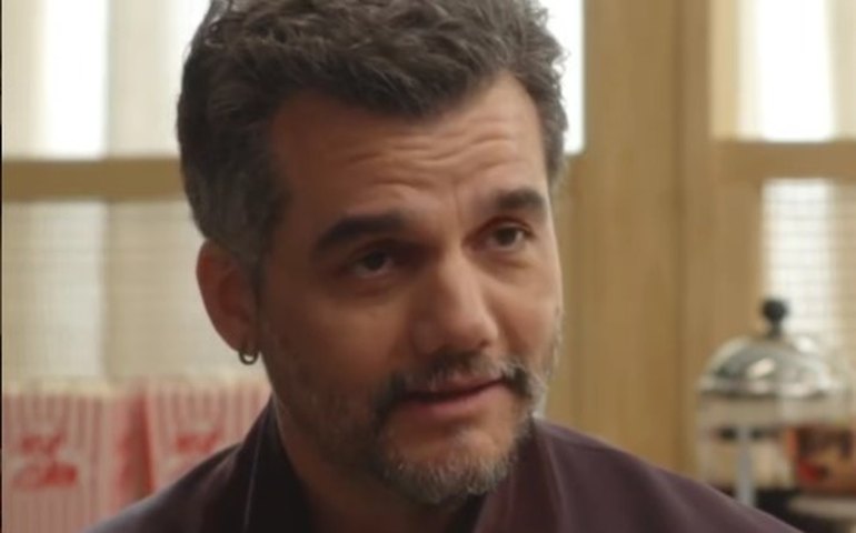 Wagner Moura chega ao Oscar 2026 acompanhado da esposa Sandra Delgado