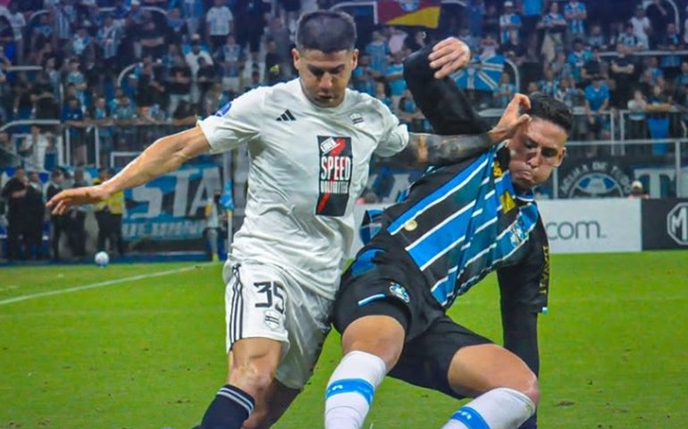 Grêmio é resiliente, fura a retranca do Riestra no fim e vence a primeira na Sul-Americana