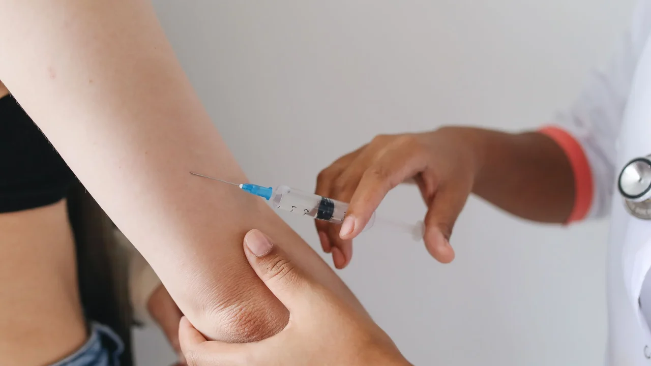 Maceió registra cinco mortes por doença meningocócica em 2026; infectologista alerta para sinais de emergência