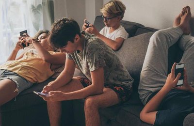 Especialista explica como evitar que seu filho faça uso excessivo de telas durante as férias escolares