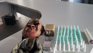 Suspeito de praticar roubos e tráfico de drogas usando máscara de bruxo é preso em Ribeirópolis / Foto: Foto: Polícia Civil/SE