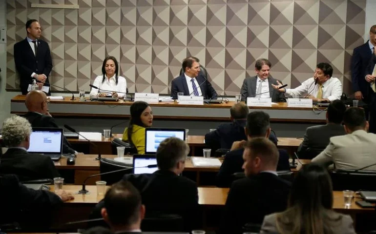 CPMI do 8 de Janeiro já tem 396 requerimentos em 'guerra' entre aliados de Lula e Bolsonaro