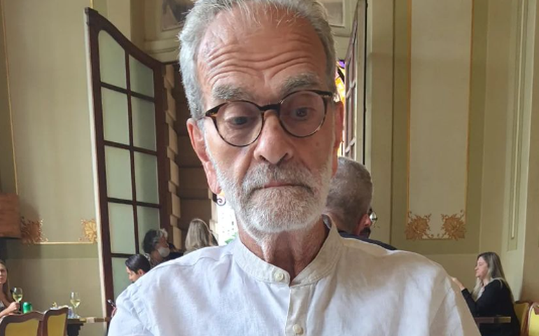 Esposa de Maurício Kubrusly curte dia de praia no sul da Bahia com o jornalista, que foi diagnosticado com Demência Fronto Temporal