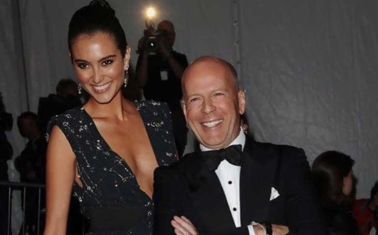 Mulher de Bruce Willis desabafa sobre o desafio de cuidar com ator, que luta contra demência