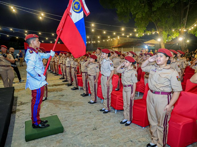 Colégio da PM de Maceió celebra entrega de boinas aos alunos do 6º ano