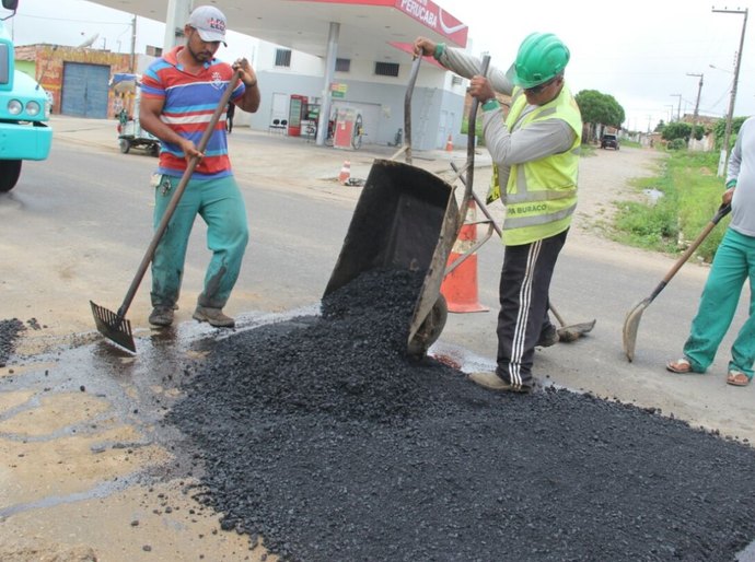 Prefeitura mantém pavimentação e intensifica fechamento de buracos em Arapiraca