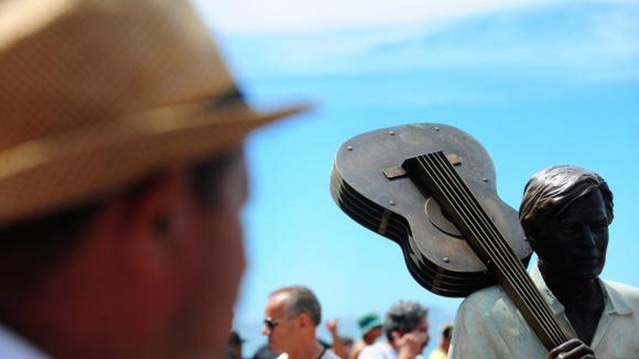 Tom Jobim ganha estátua de bronze na Praia de Ipanema