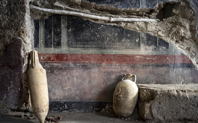 Descoberta em Pompeia revela vaso egípcio raro reutilizado em cozinha popular