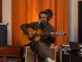 Pedro Emílio apresenta seu R&B retrofuturista no O Novo Sempre Vem