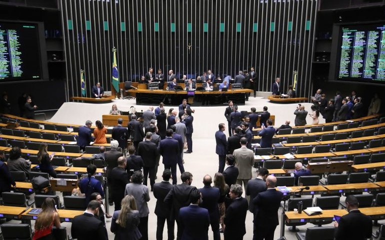 Plenário aprova reestruturação de carreiras dos servidores da Câmara e do Senado