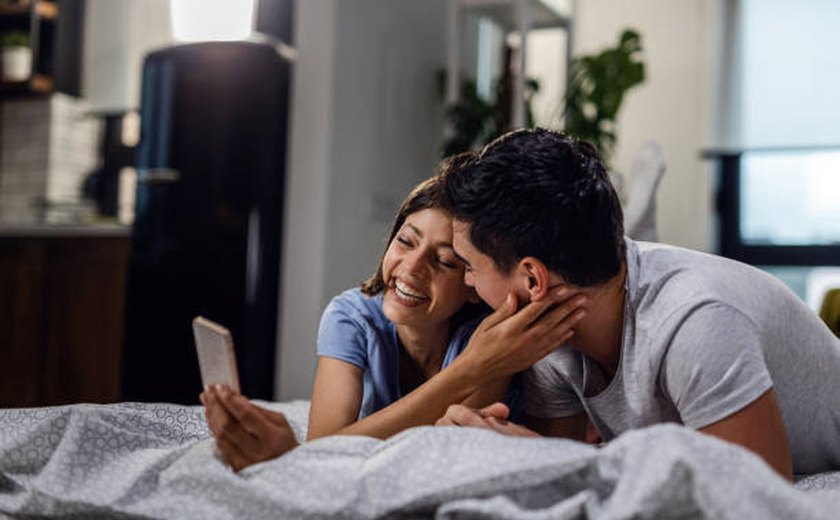 Casais mais felizes não expõem a vida na internet, diz estudo