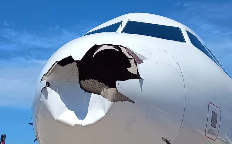 Avião da Latam fica com 'bico' destruído após choque com pássaro: 'Quem paga a conta?', diz CEO