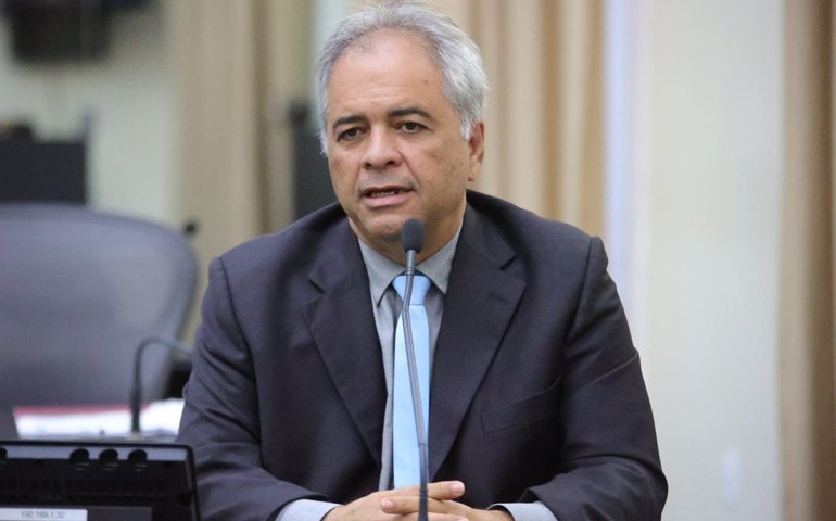 Líder do Governo solicita urgência para projeto que institui 14º salário aos servidores da educação