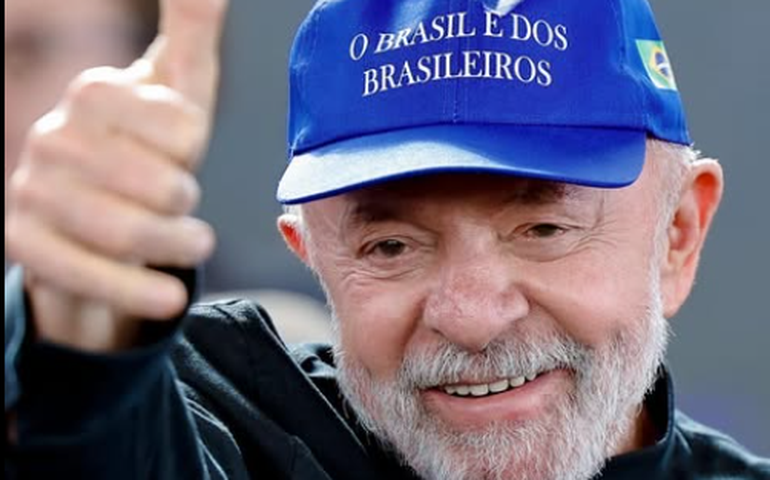 Lula posta foto com boné 'Brasil é dos brasileiros' em meio a embate tarifário com Trump