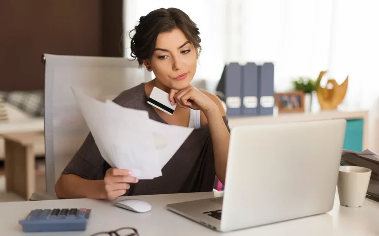 Dia das Mulheres: mais da metade das mulheres lideram a organização do orçamento no lar, revela Serasa