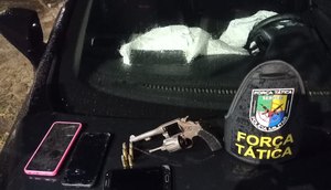 Homens roubam carro, trocam tiros com policiais e batem contra residência em Aracaju