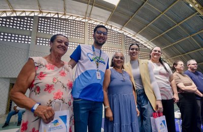 Programa Arapiraca de Olho no Futuro avança com entrega de mais de 500 óculos de grau