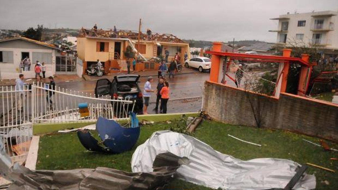 Tempestade com ventos de 84 km/h causa estragos na região Oeste de SC