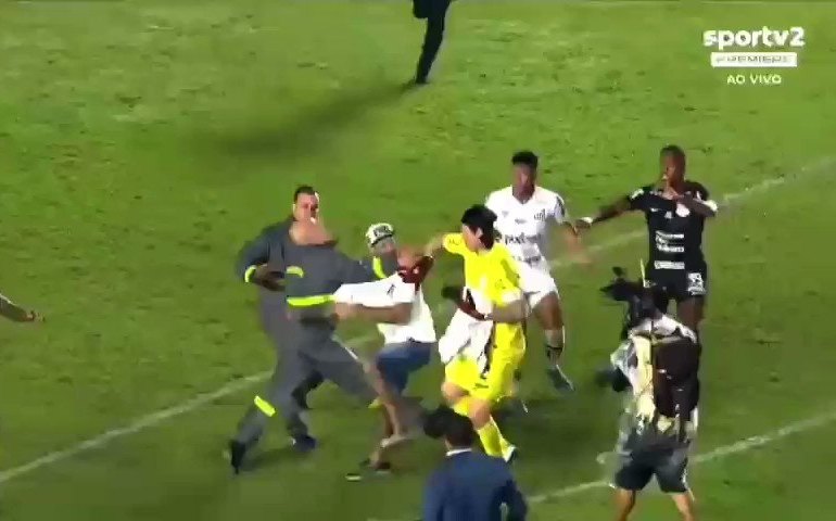 Polícia confirma que cinco torcedores foram detidos após confusão na Vila Belmiro