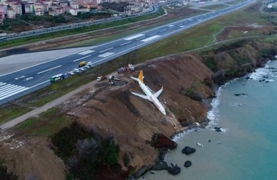 Pânico a bordo! Avião derrapa na aterrissagem, cai em barranco e fica apoucos metros do mar