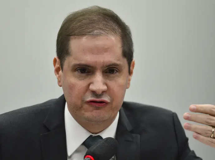 Ex-AGU confirma ao Supremo consulta de Bolsonaro para reverter urnas