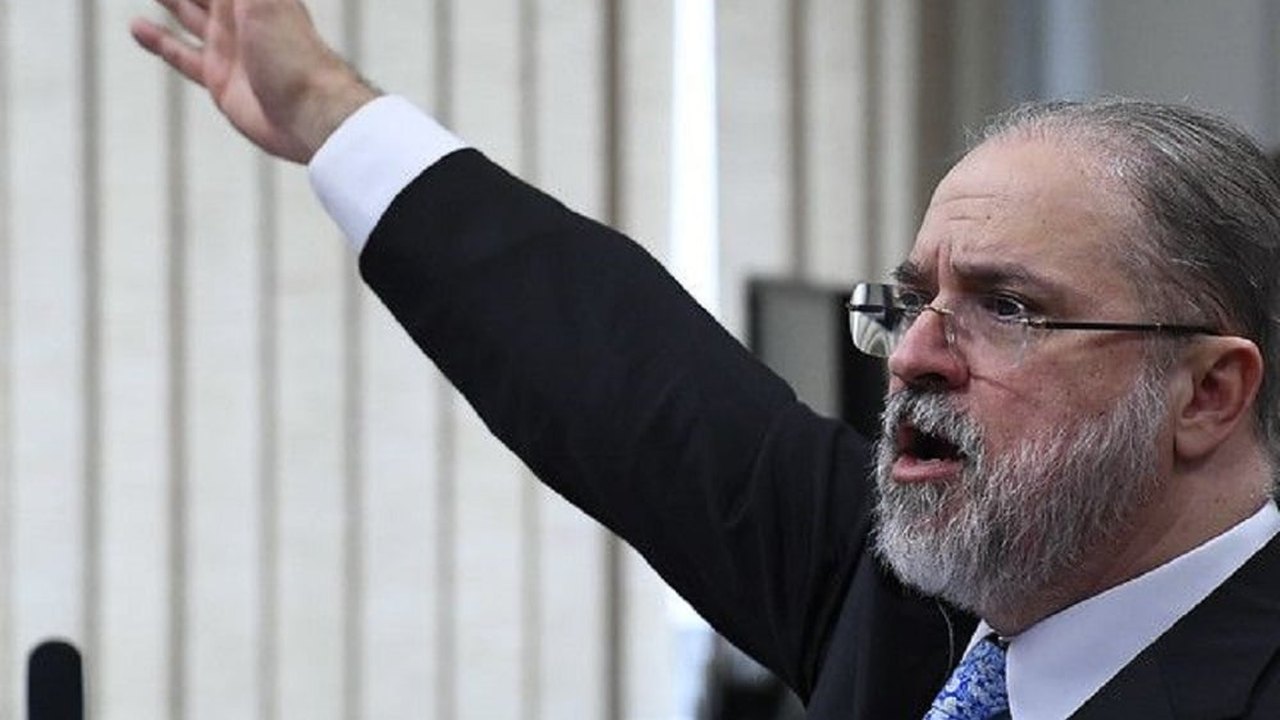 Aras não encaminha denúncias da CPI e senadores ameaçam protocolar impeachment