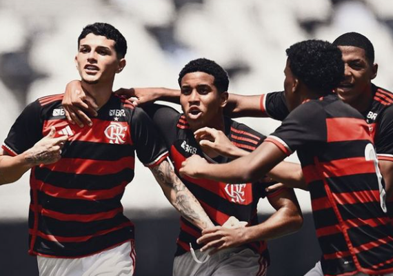 Flamengo supera o Bahia, mantém a freguesia e continua vivo na caça aos líderes do Brasileirão