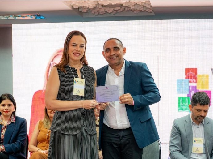 Delegada é homenageada durante seminário sobre proteção à infância e juventude