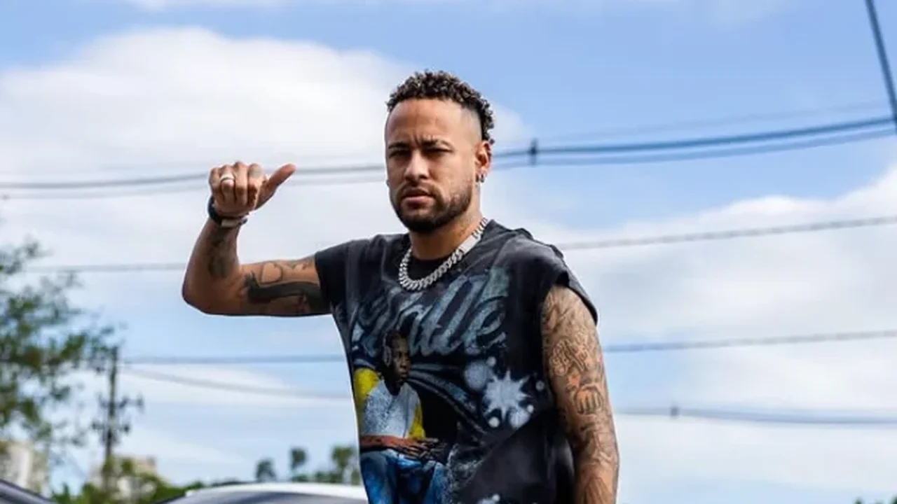 De Ferrari ao 'batmóvel': conheça os carros de luxo de Neymar e a simbólica Kombi Filomena