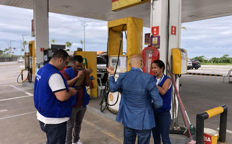 Procon/AL aplica autos de infração em postos de combustíveis em Maceió por preços acima da média