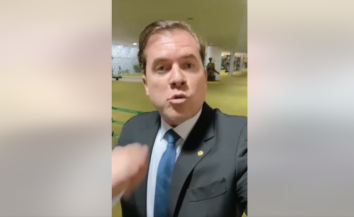 O deputado Marx Beltrão em vídeo publicado em seu perfil no Facebook