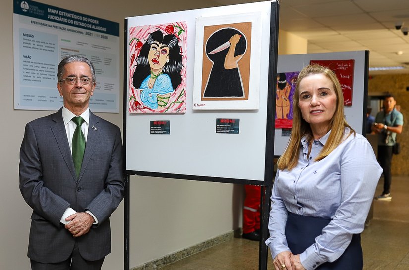 Presidente Fábio Bittencourt visita exposição 'Não nos Mate' no hall de entrada do TJAL