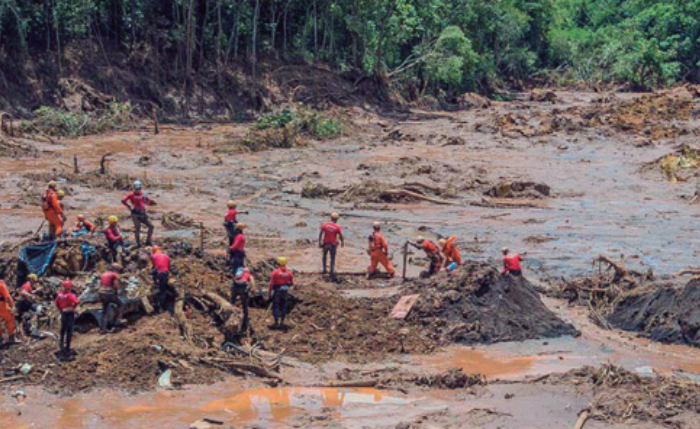 Registro de bombeiros em busca de vítimas sob a lama da Barragem de Brumadinho que rompeu em janeiro de 2019 matando 272 pessoas