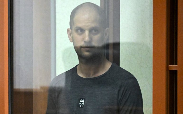 Jornalista americano Evan Gershkovich é libertado pela Rússia em troca de prisioneiros