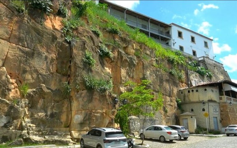 Rocheira de Penedo é analisada pela Semarh e por especialista em Geologia