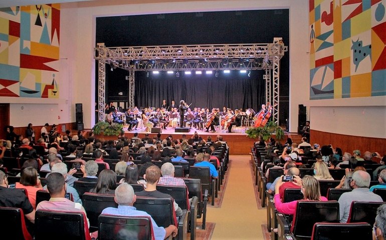 Concerto da Orquestra Filarmônica de Alagoas em Penedo lota Centro de Convenções