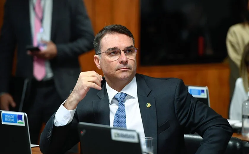 Mendonça relatará queixa-crime de Flávio Bolsonaro contra Haddad por acusação de 'rachadinha'