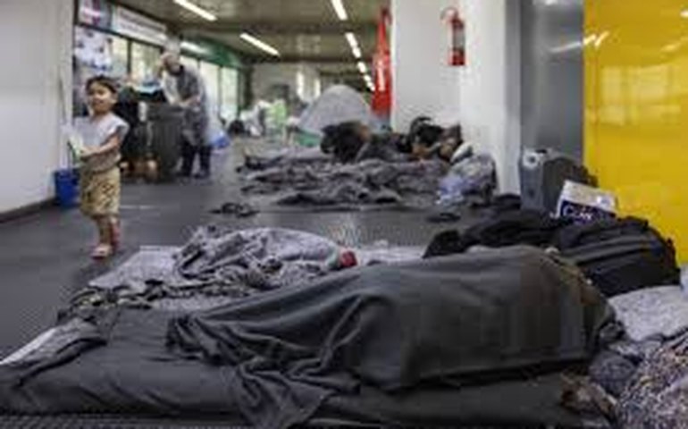 Migrantes retidos em aeroporto não serão repatriados automaticamente