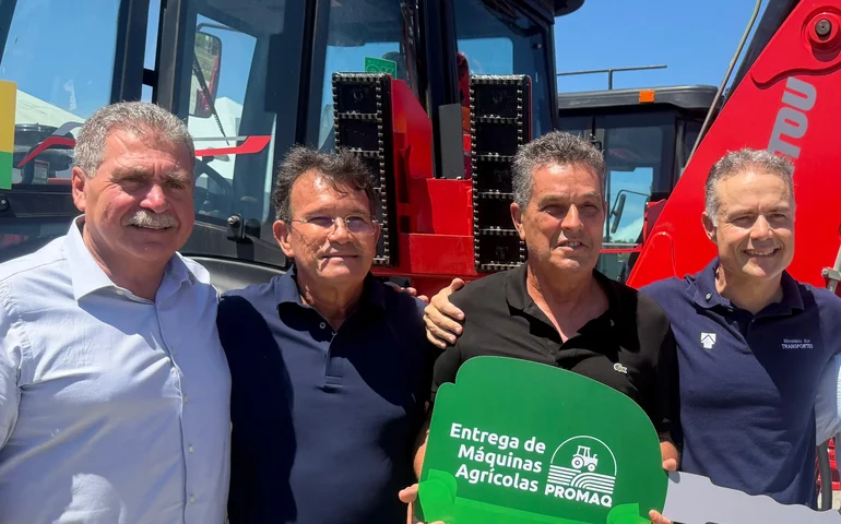 Prefeito de Branquinha reforça frota com nova retroescavadeira