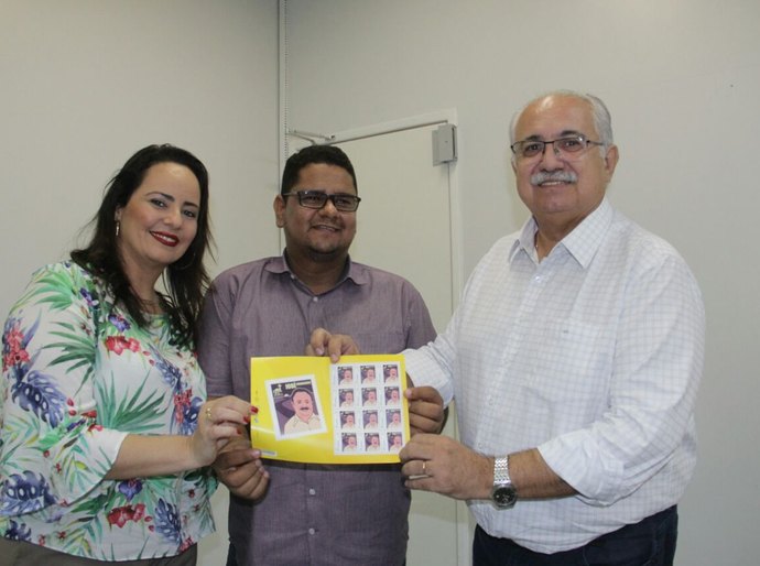 Teófilo revela selos comemorativos dos Correios para família dos homenageados