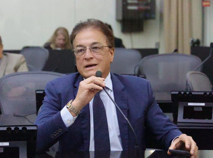 Deputado Galba Novaes homenageia enfermeiros e relembra Lei de sua autoria