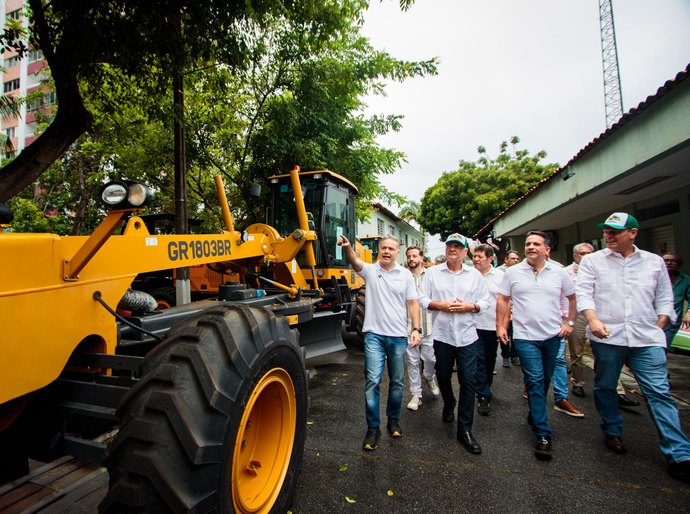 Governador e ministros entregam 30 máquinas agrícolas para municípios alagoanos