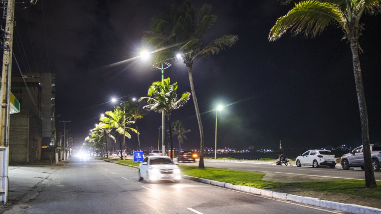 Avenida Assis Chateaubriand recebe manutenção de projetores