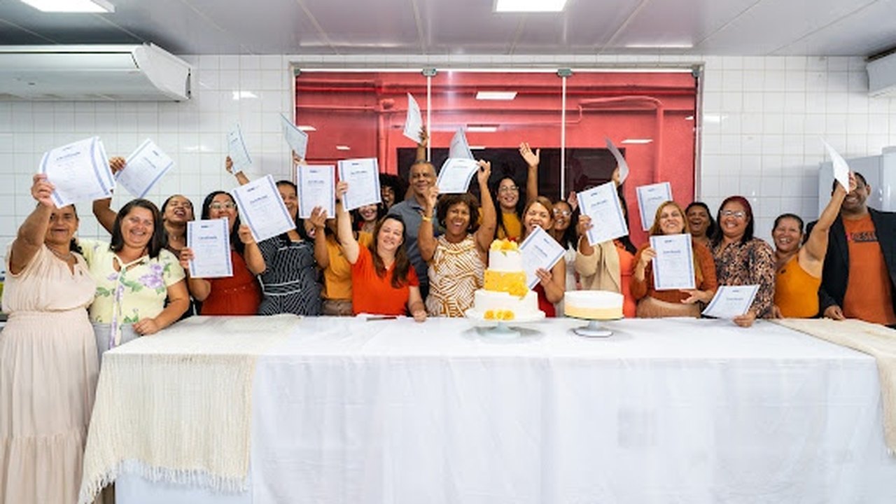 Alunos do Acessuas celebram encerramento de curso de confeitaria