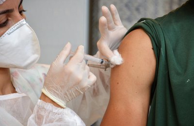 Alagoas recebe mais 112.600 doses da vacina Coronavac neste sábado